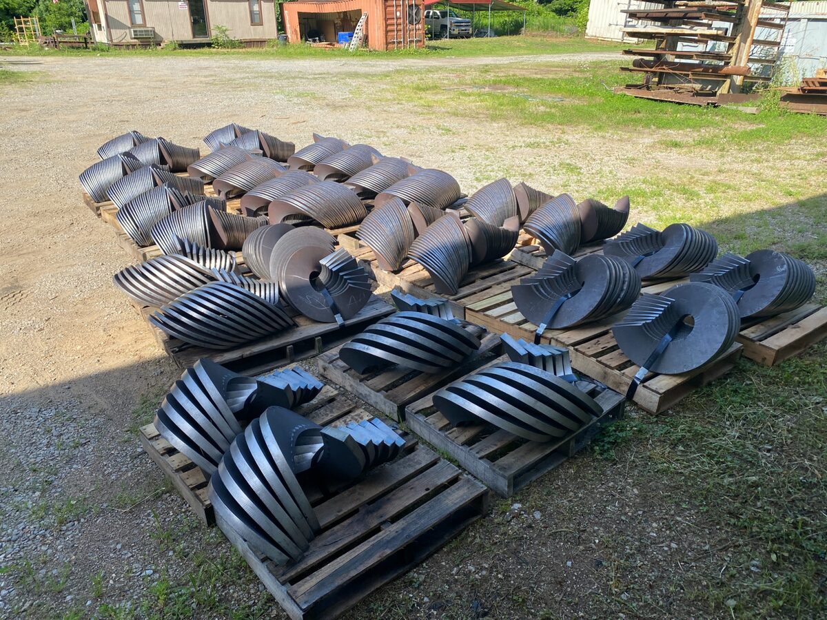 Formed flights and flat blanks on pallets